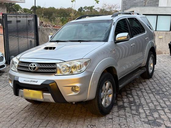 TOYOTA HILUX SW4 3.0 SRV 4X4 7 LUGARES 16V TURBO INTERCOOLER DIESEL 4P AUTOMÁTICO TOYOTA HILUX SW4 3.0 SRV 4X4 7 LUGARES 16V TURBO INTERCOOLER DIESEL 4P AUTOMÁTICO